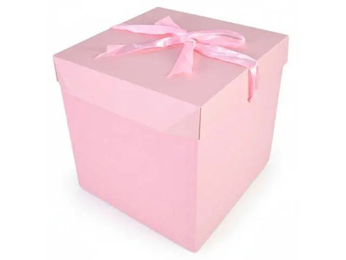 Caja de cartón rosada para regalos 22x22cm.
