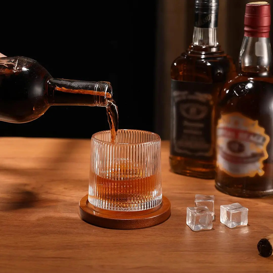 Vaso de whisky con base de madera